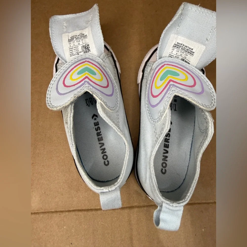 Converse Chuck Taylor All Star 2V Light Blue Rainbow Heart Infant Shoes size 6